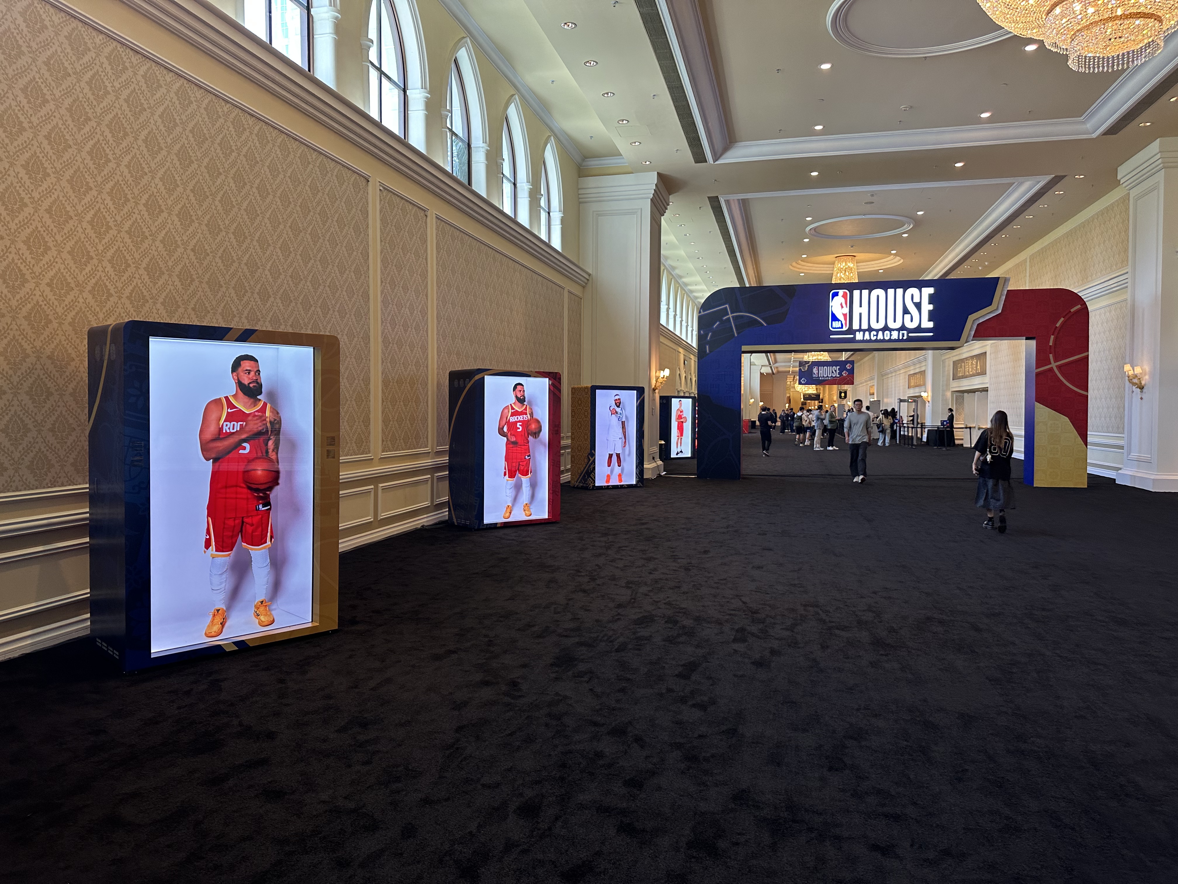 2026 NBA HOUSE 中国澳门站火爆人气打卡点，来自Santibox的全息盒子